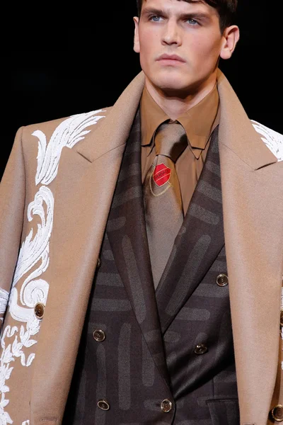 Look 18
